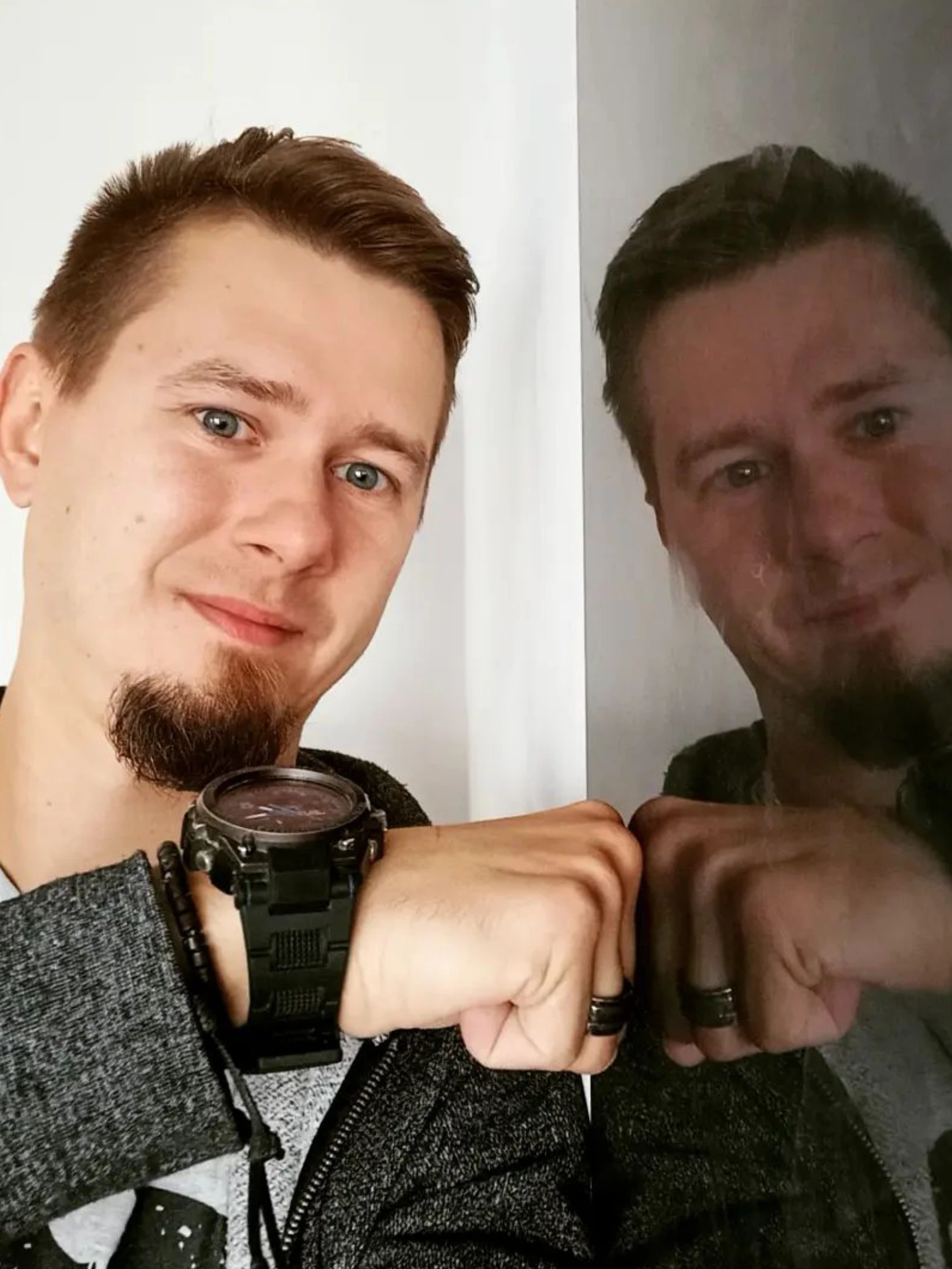 Uśmiechnięty mężczyzna