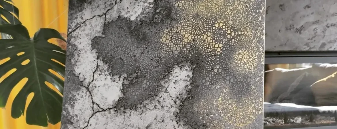 tynki dekoracyjny ze złotym elementem