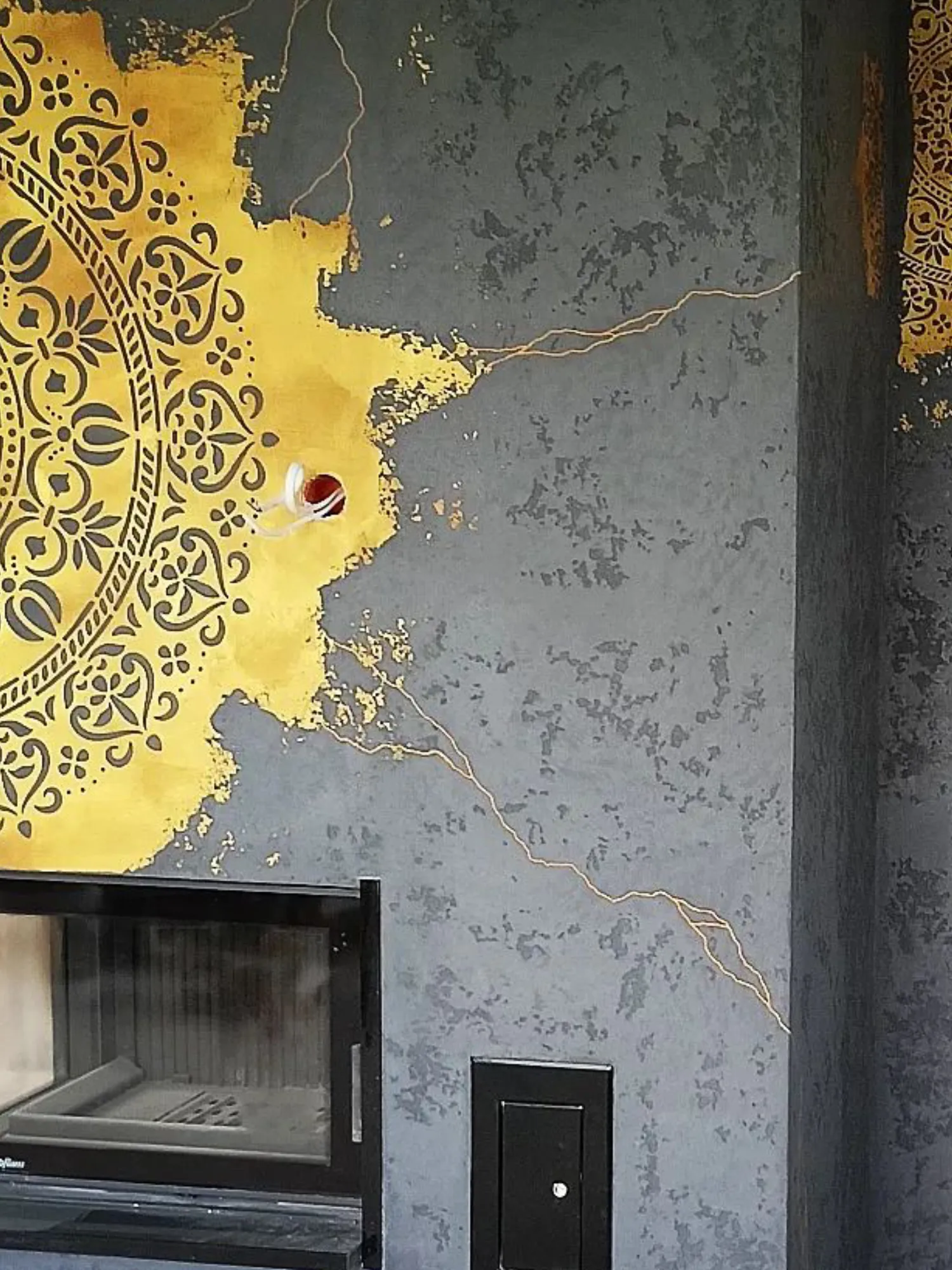 kominek z&nbsp;dekoracyjną ścianą