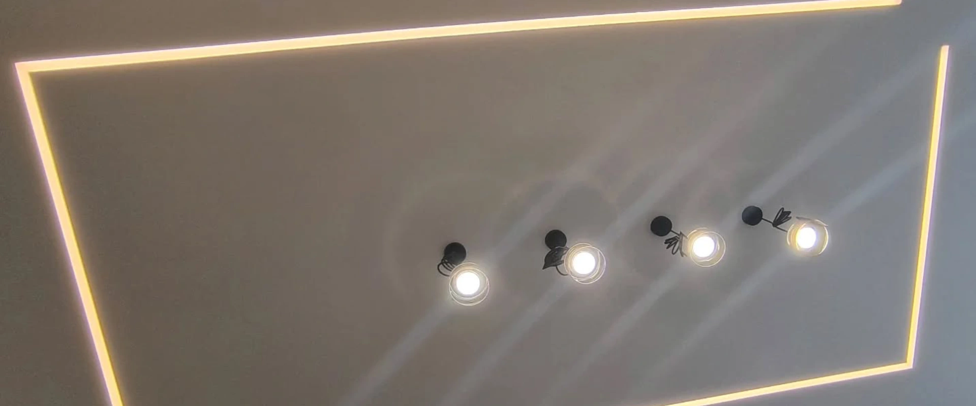 Złoty element na ścianie